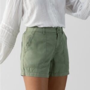 NWT SOCIAL STANDARD SANCTUARY Green Mid Rise 4” In Seam Tencel Short Size Medium